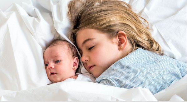 Mi bebé llora mientras duerme por la noche - ¡Te explicamos por qué y qué puedes hacer!